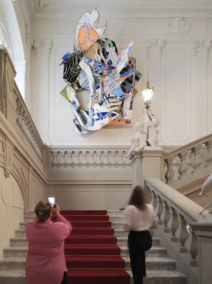 Zu sehen ist eine metergroße Wandarbeit des Künstlers Frank Stella der "Moby Dick"-Serie, die auf der Englischen Treppe des Residenzschlosses Dresden in hoher Höhe gehangen wurde.