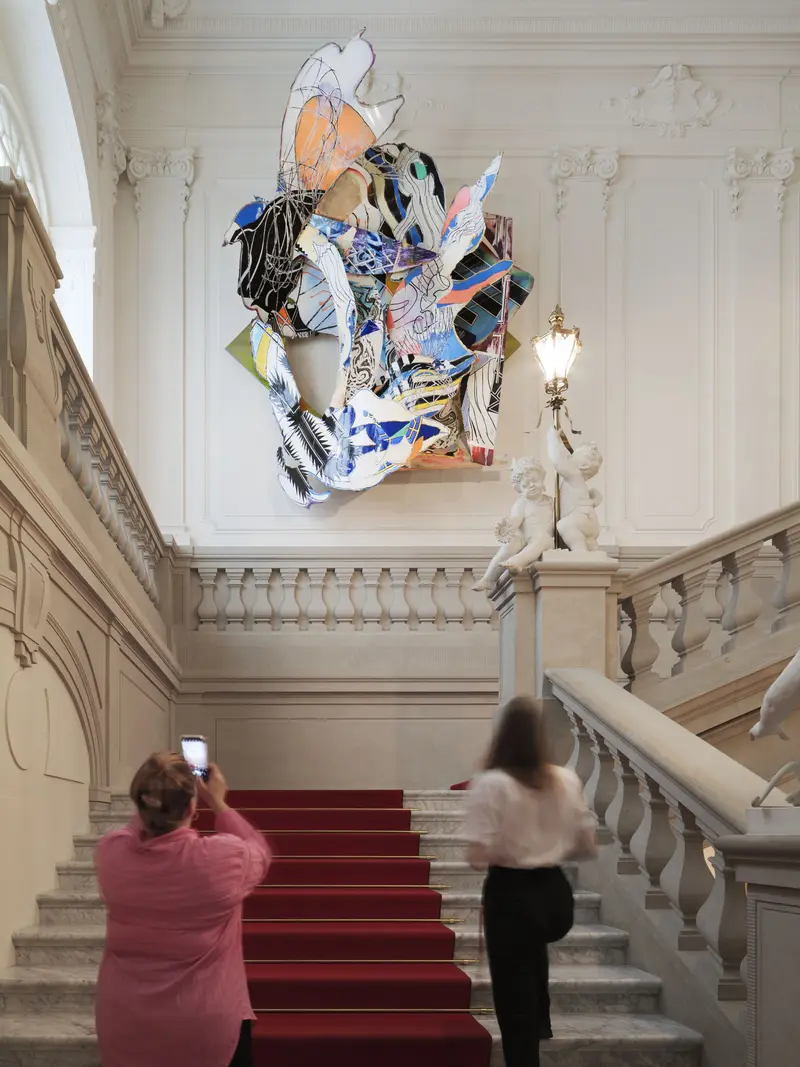 Zu sehen ist eine metergroße Wandarbeit des Künstlers Frank Stella der "Moby Dick"-Serie, die auf der Englischen Treppe des Residenzschlosses Dresden in hoher Höhe gehangen wurde.
