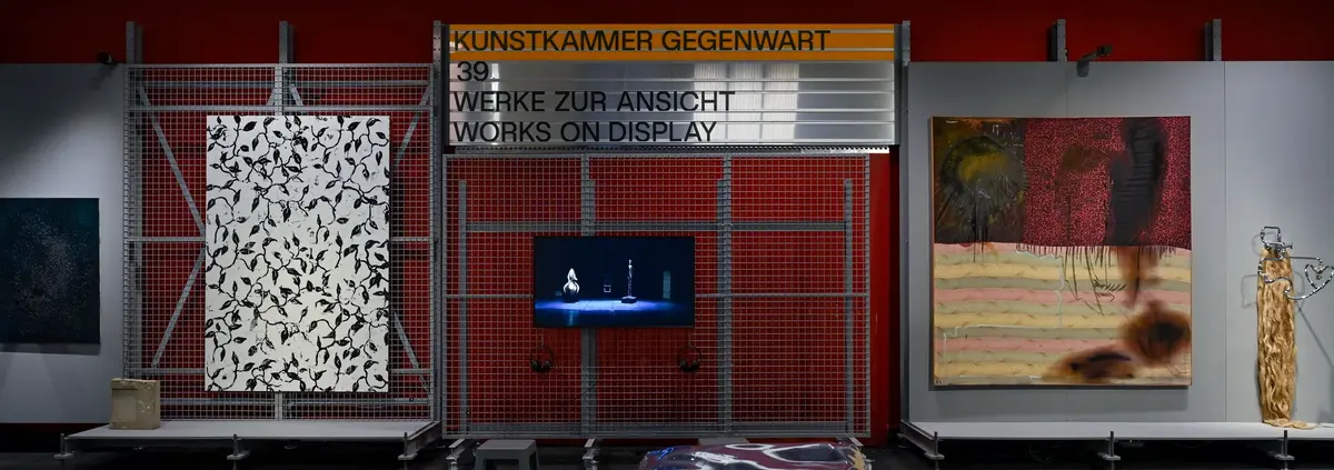 Ausstellungsraum mit Gemälden an der Wand