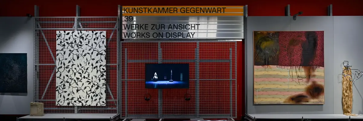 Ausstellungsraum mit Gemälden an der Wand