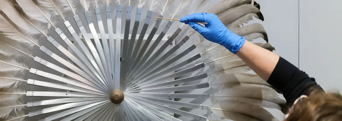 Restauratorin Franziska Klinkmüller beim Entstauben des Werks "Silver Crane" von Rebecca Horn