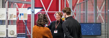Die Restauratorin Franziska Klinkmüller im Gespräch in der Schauwerkstatt