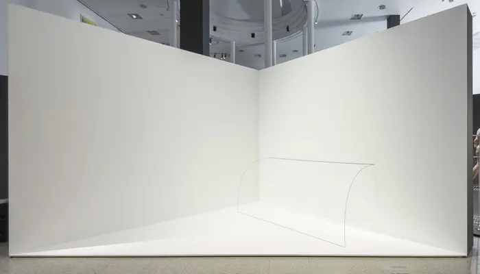 zeitgenössische Skulptur in einem Raum