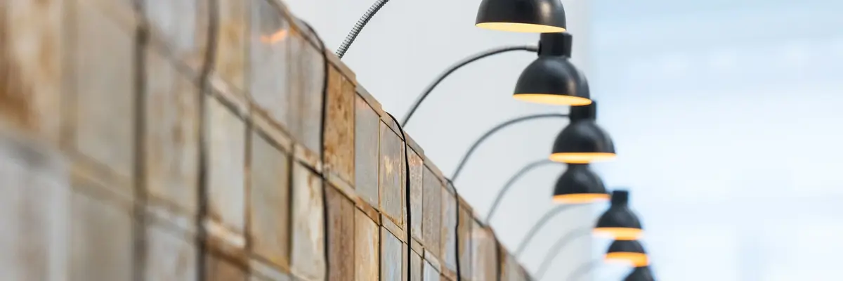 Zu sehen ist ein Detail des Werkes "Christian Boltanski, Les Archives n°1 de C. B." von Christian Boltanski aus dem Jahr 1989, einer zehn Meter langen Installation aus mit Notizen und Erinnerungen gefüllten metallenen Büchsen.