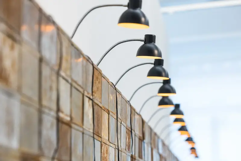 Zu sehen ist ein Detail des Werkes "Christian Boltanski, Les Archives n°1 de C. B." von Christian Boltanski aus dem Jahr 1989, einer zehn Meter langen Installation aus mit Notizen und Erinnerungen gefüllten metallenen Büchsen.