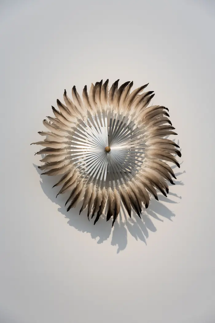 Zu sehen ist das Werk "Silver Crane" von Rebecca Horn aus dem Jahr 1984. Das kinetische Werk besteht aus einem Federkranz aus Kranichfedern, die von einem Motor betrieben sich öffnen und schließen.