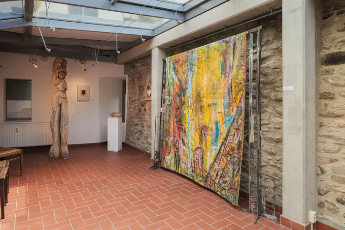 Ausstellungsansicht "Waffenlosigkeit. Fünf Oberlausitzer Künstler*innen im Dialog mit Felix Droese“