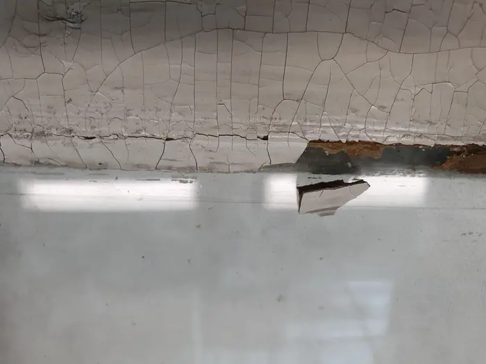 Zu sehen ist ein Detail (gebrochener Fensterkitt) des Werks "Inside-Outside" der Künstlerin Chiharu Shiota aus dem Jahr 2009. Die begehbare Installation besteht aus Altbaufenstern, die die Künstlerin in Ost-Berlin zusammengetragen und meterhoch spiralförmig angeordnet hat. In der Mitte steht ein Stuhl auf dem man von innen nach außen schauen kann.