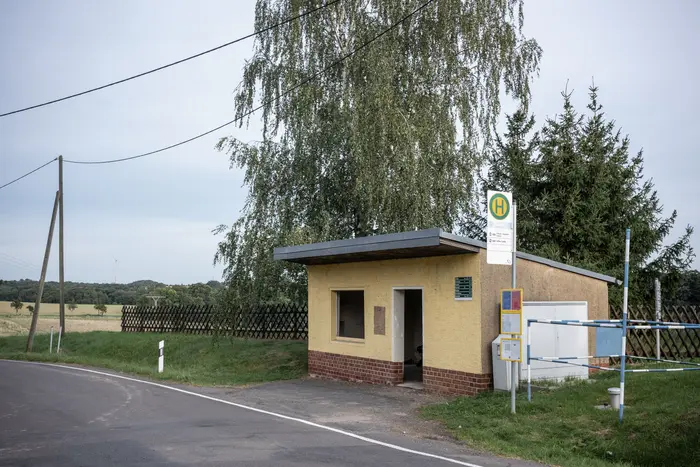 Sabrina Walter und Philipp Rödel, Warten auf den Bus-Sprachen der Liebe, 2023 (Commichau)