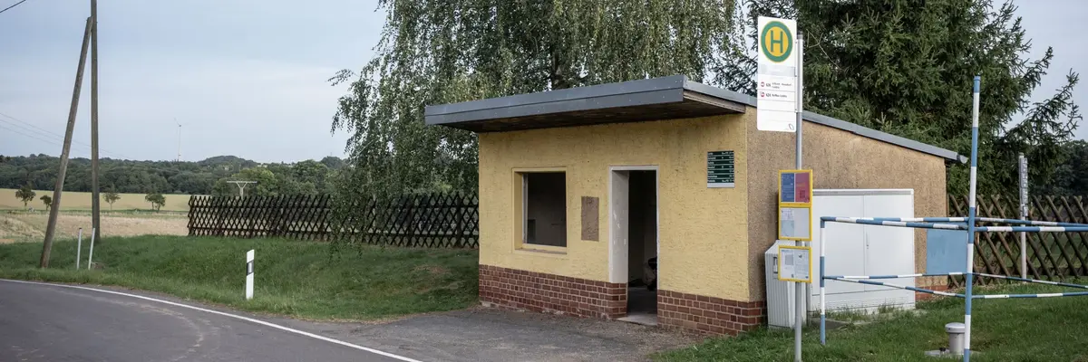 Sabrina Walter und Philipp Rödel, Warten auf den Bus-Sprachen der Liebe, 2023 (Commichau)