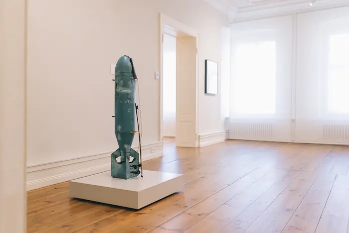 Zu sehen ist eine Bombenhülle, die zu einem Cello umgebaut und für Performances genutzt wurde.