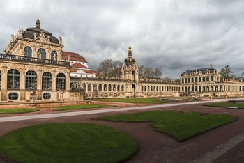 Blick aus dem Zwingerhof auf das Kronentor Garten im Zwinger