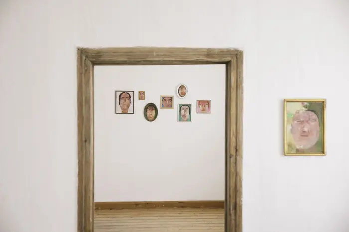 Werke von Lucas Oertel aus der Serie "Wein doch!"