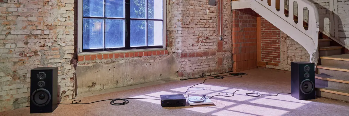 Zu sehen ist ein rustikaler Raum mit einer Rauminstallation von A K Dolven