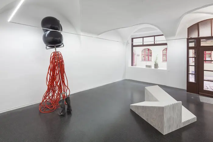 Ausstellungsansicht "Ortsgespräche mit Weltempfänger"