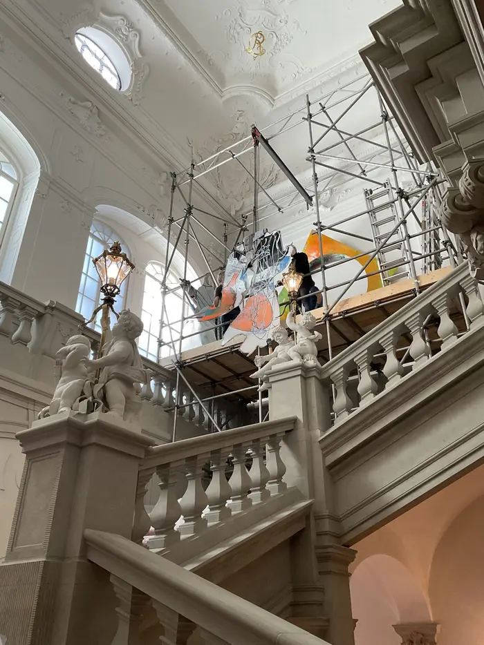 Zu sehen ist das Baugerüst und darin montierte metergroße Wandarbeit des Künstlers Frank Stella der "Moby Dick"-Serie, die auf der Englischen Treppe des Residenzschlosses Dresden in hoher Höhe gehangen wurde.