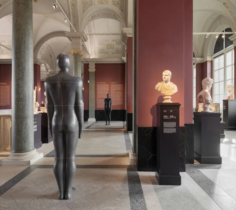 Rückenansicht einer Figur mit schwarzen Stacheln