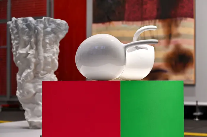 Objekt auf einem rotgrünen Podest