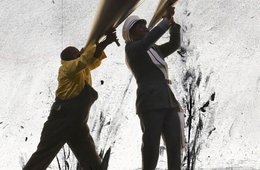 William Kentridge, Still aus „More Sweetly Play The Dance", 2014 gezeichnete Figuren mit Megafonen in der Hand laufen vor einem grauen Hintergrund