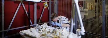 Die Restauratorin Franziska Klinkmüller bei der Arbeit in der Schauwerkstatt