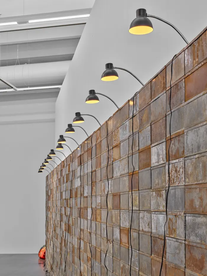 Zu sehen ist ein Detail des Werkes "Christian Boltanski, Les Archives n°1 de C. B." von Christian Boltanski aus dem Jahr 1989, einer zehn Meter langen Installation aus mit Notizen und Erinnerungen gefüllten metallenen Büchsen.