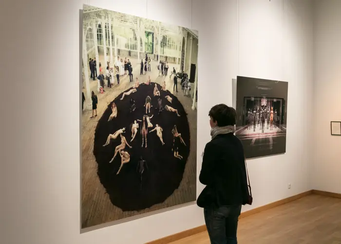 Vanessa Beecroft, VB 53. Tepidarium, Giardino dell’Orticultura, Firenze, Italy, 2004 und VB 48. Palazzo Ducale, Genoa, Italy, 2001