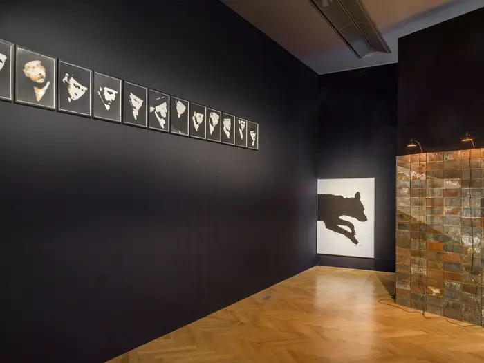  zeitgenössische Skulptur in einem Raum