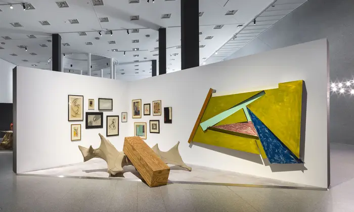  zeitgenössische Skulptur in einem Raum