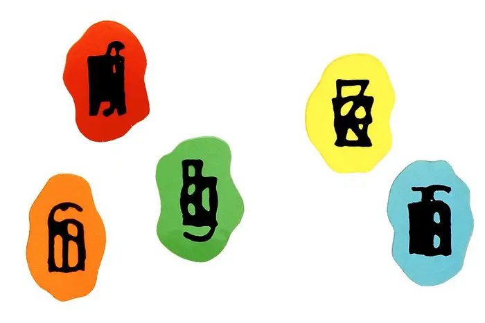 fünf Farbfelder mit schwarzem Zeichen