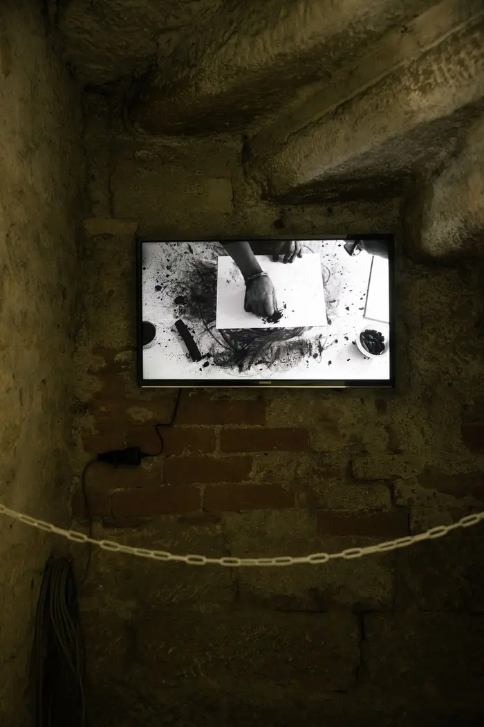 Maja Nagel, Kohle macht Bilder - móc z wuhlom rysowac (Video), 2024 Maja Nagel, Kohle macht Bilder - móc z wuhlom rysowac (Video), 2024