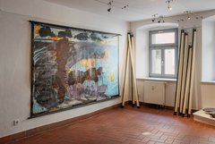 Ausstellungsansicht &quot;Waffenlosigkeit. Fünf Oberlausitzer Künstler*innen im Dialog mit Felix Droese“