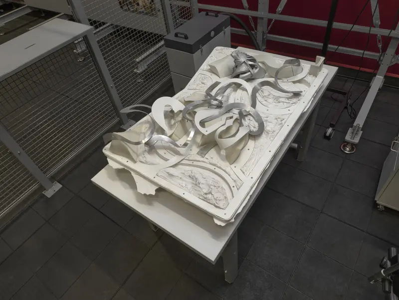 Zu sehen ist das "Zweite Modell einer Kunsthalle" für Dresden des Künstler-Architekten Frank stella aus dem Jahr 1992, welches er in Gips ausgeführt hat. Auf dem Foto ist es in der Schauwerkstatt positioniert, um restauriert zu werden.