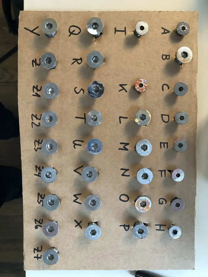 Zu sehen ist die Sortierung der vielen Schrauben, die zur Wandarbeit des Künstlers Frank Stella der "Moby Dick"-Serie gehören, die auf der Englischen Treppe des Residenzschlosses Dresden in hoher Höhe gehangen wurde. Die Übersicht soll eine spätere Zuordnung erleichtern.