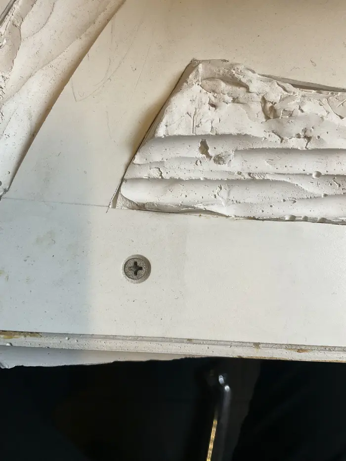 Zu sehen ist das "Zweite Modell einer Kunsthalle" für Dresden des Künstler-Architekten Frank stella aus dem Jahr 1992, welches er in Gips ausgeführt hat. Auf dem Foto ist ein Detail des gebrochenen Gips zu sehen, welches restauriert wird.