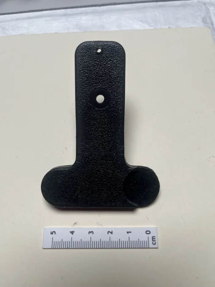 Zu sehen ist eine Lampenklemme, ein Detail des Werkes "Christian Boltanski, Les Archives n°1 de C. B." von Christian Boltanski aus dem Jahr 1989.