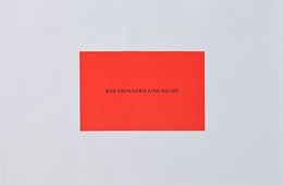 Felix Gonzalez-Torres, "Untitled" (Wir erinnern uns nicht), 1991 Auf einem Poster steht auf rotem Grund der Satz "Wir erinnern uns nicht". Das Werk gehört zu einer wichtigen Riehe des Künstlers Felix Gonzalez-Torres.