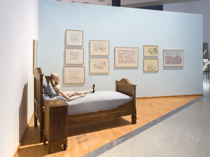 zeitgenössische Skulptur in einem Raum