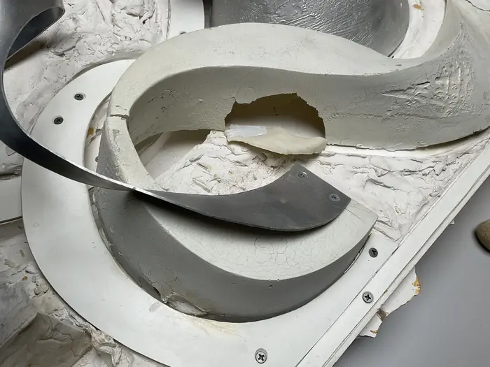 Zu sehen ist das "Zweite Modell einer Kunsthalle" für Dresden des Künstler-Architekten Frank stella aus dem Jahr 1992, welches er in Gips ausgeführt hat. Auf dem Foto ist ein Detail des gebrochenen Gips zu sehen, welches restauriert wird.