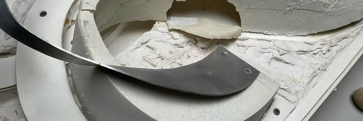 Zu sehen ist das "Zweite Modell einer Kunsthalle" für Dresden des Künstler-Architekten Frank stella aus dem Jahr 1992, welches er in Gips ausgeführt hat. Auf dem Foto ist ein Detail des gebrochenen Gips zu sehen, welches restauriert wird.