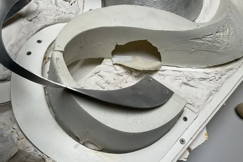 Zu sehen ist das "Zweite Modell einer Kunsthalle" für Dresden des Künstler-Architekten Frank stella aus dem Jahr 1992, welches er in Gips ausgeführt hat. Auf dem Foto ist ein Detail des gebrochenen Gips zu sehen, welches restauriert wird.