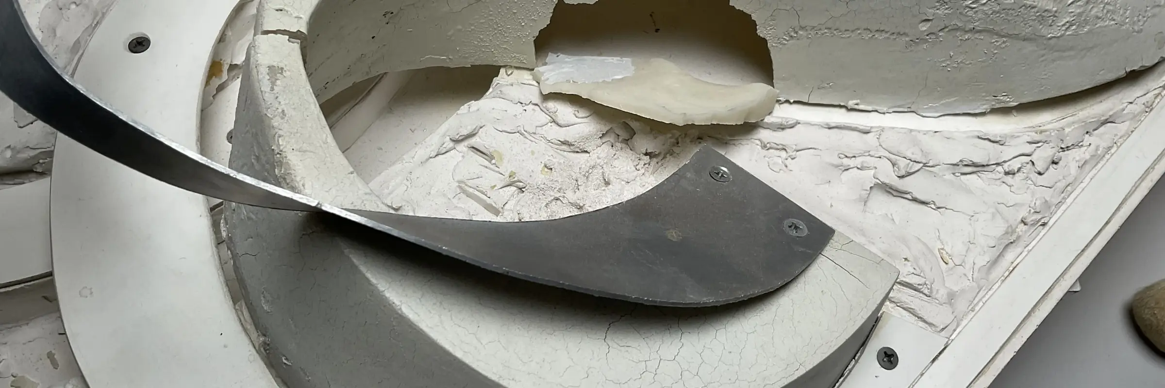 Zu sehen ist das "Zweite Modell einer Kunsthalle" für Dresden des Künstler-Architekten Frank stella aus dem Jahr 1992, welches er in Gips ausgeführt hat. Auf dem Foto ist ein Detail des gebrochenen Gips zu sehen, welches restauriert wird.