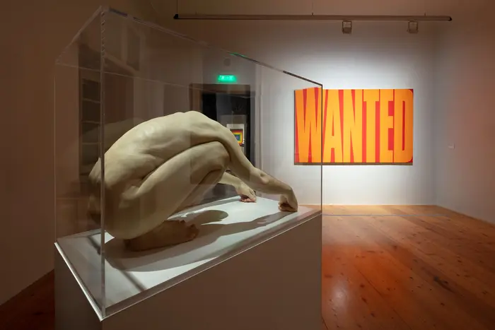 Ron Mueck, Untitled (Shaved Head), 1998 und Sarah Morris, WANTED, 1996