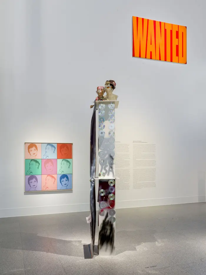 zeitgenössische Skulptur in einem Raum