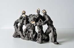 Chungwoo Yoo, Figuren aus der Arbeit "Die Geister des Kriegsrechts", 2025 Schwarze Figurengruppe