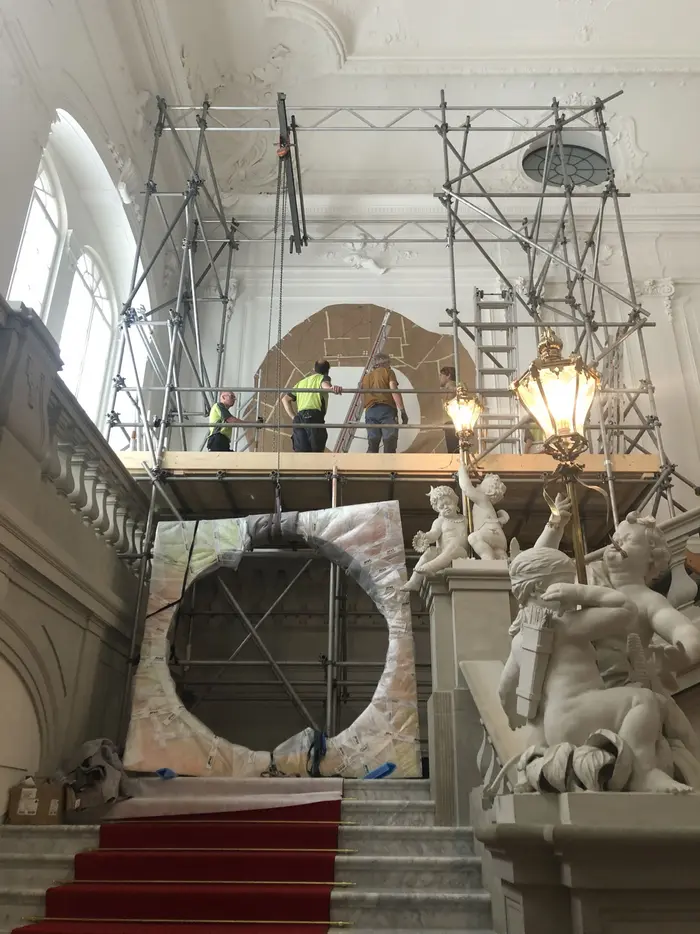 Zu sehen ist das Baugerüst und darin montierte metergroße Wandarbeit des Künstlers Frank Stella der "Moby Dick"-Serie, die auf der Englischen Treppe des Residenzschlosses Dresden in hoher Höhe gehangen wurde.