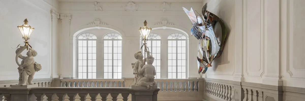 Zu sehen ist eine metergroße Wandarbeit des Künstlers Frank Stella der "Moby Dick"-Serie, die auf der Englischen Treppe des Residenzschlosses Dresden in hoher Höhe gehangen wurde.