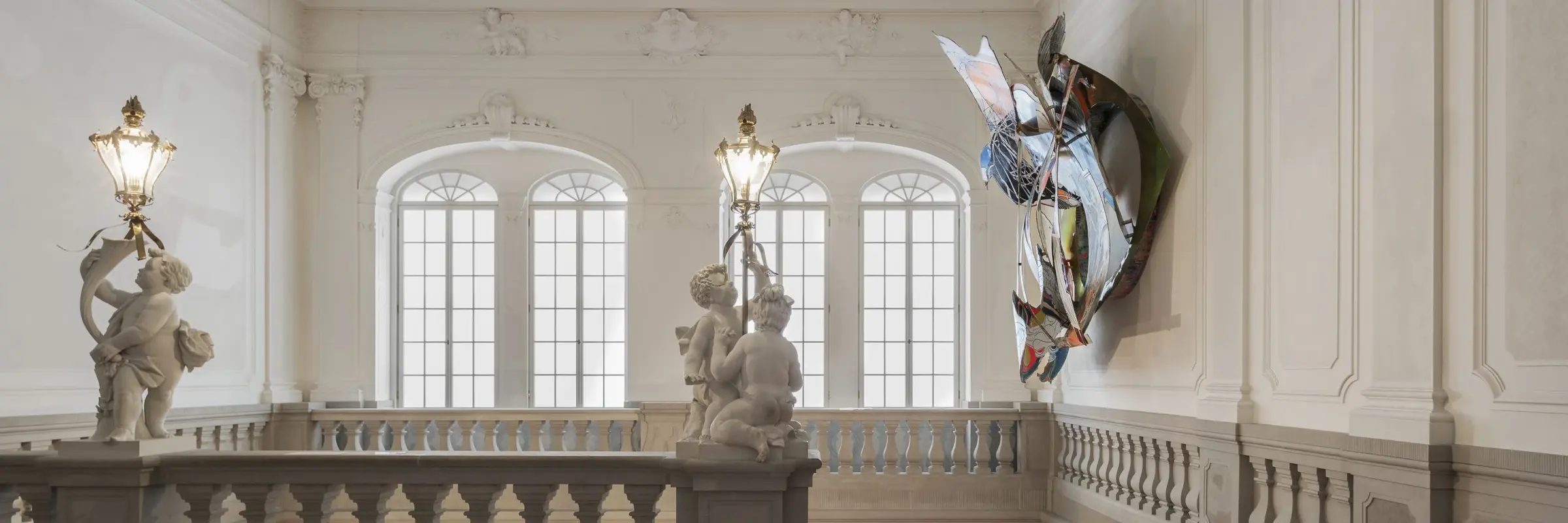 Zu sehen ist eine metergroße Wandarbeit des Künstlers Frank Stella der "Moby Dick"-Serie, die auf der Englischen Treppe des Residenzschlosses Dresden in hoher Höhe gehangen wurde.