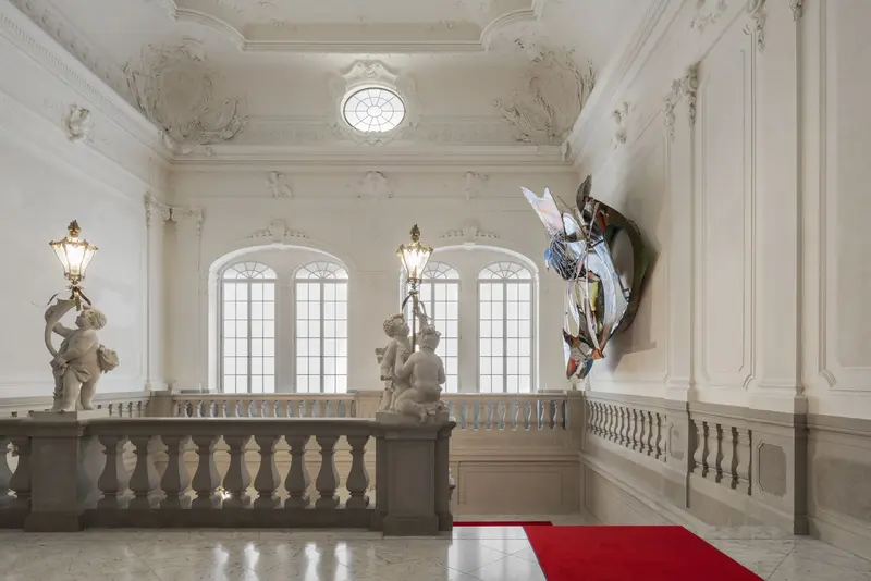 Zu sehen ist eine metergroße Wandarbeit des Künstlers Frank Stella der "Moby Dick"-Serie, die auf der Englischen Treppe des Residenzschlosses Dresden in hoher Höhe gehangen wurde.