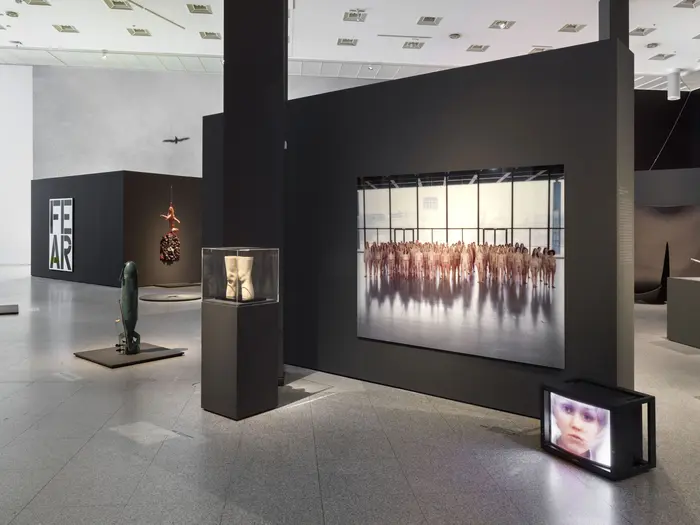  zeitgenössische Skulptur in einem Raum