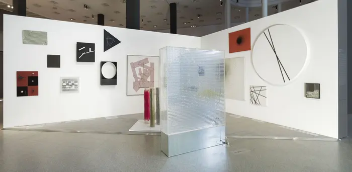 zeitgenössische Skulptur in einem Raum